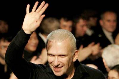 El diseñador francés, Jean-Paul Gaultier, aparece al final del desfile de moda en París la semana pasada.