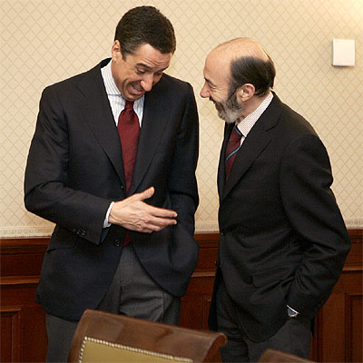 Rubalcaba y Zaplana se saludan antes de comenzar la reunión que han mantenido sobre el Estatuto de Cataluña.
