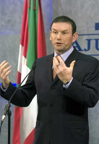 Juan José Ibarretxe, durante su desayuno informativo con periodistas en Vitoria.