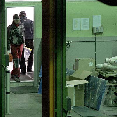 Artificieros de la Ertzaintza trabajan en el lugar de la explosión, en un polígono cerca de Trapagarán.