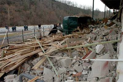 En la imagen, el estado en el que quedó la discoteca de Urdax, en Navarra, tras la explosión de un artefacto.
