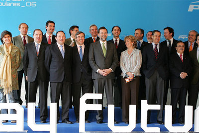 Rajoy (con corbata verde) posa en la foto de familia junto a los presidentes autonómicos del PP, poco antes del comienzo de la convención.