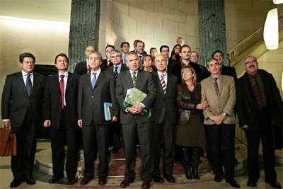 Los participantes en la reunión de la ponencia Congreso-Parlament, posan en la 'foto de familia'.