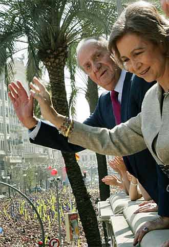 Los Reyes, junto al presidente de la Generalitat valenciana, Francisco Camps, saludan al público de la 'masclet' desde el balcón del Ayuntamiento de Valencia.