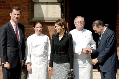 Los Príncipes de Asturias posan junto al  lehendakari , Juan José Ibarretxe (dcha.) y a los cocineros Juan María Arzak  y Elena Arzak.