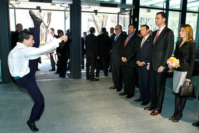 Los Príncipes, acompañados por el  lehendakari  Ibarretxe, observan el  aurresku  con el que han sido recibidos a su llegada a San Sebastián.