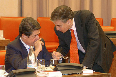 Trillo y Jáuregui conversan durante la reunión de la Comisión Constitucional y la delegación de Cataluña.