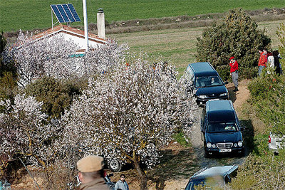 Varios coches fúnebres abandonan la casa en donde han fallecido un matrimonio, su hija y el esposo de ésta.
