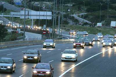 Vehículos circulan esta tarde por la A-6 en dirección a Madrid, a la altura de Torrelodones.