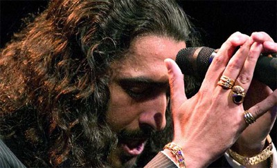 El cantaor español canta apasionadamente durante un concierto en la República Dominicana.