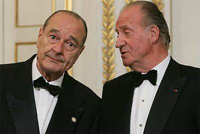 El presidente francés, Jacques Chirac, conversa con Don Juan Carlos, poco antes de la cena de gala ofrecida hoy en el Palacio del Elíseo, en París.