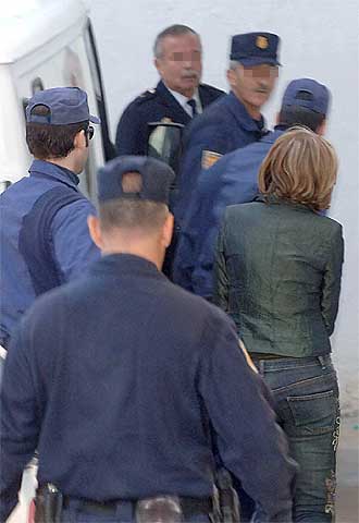 Isabel García Marcos es conducida por un grupo de policías ante el juez.