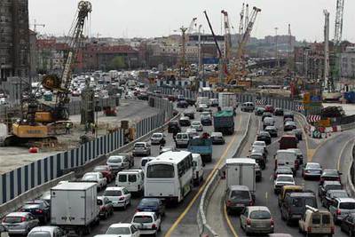 Atascos en la intersección de la M-30 con la carretera de Valencia, a causa de las obras que se están realizando.