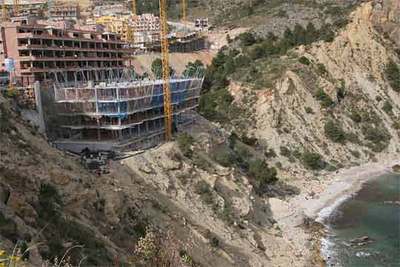 Obras en el acantilado de Altea, en el morro Toix (Valencia).