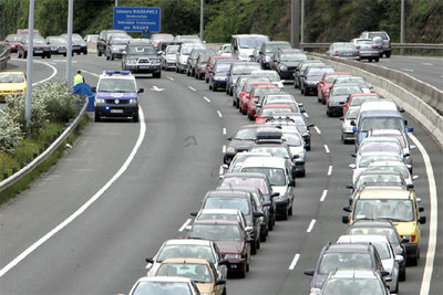 Retenciones a la salida de Bilbao en dirección a Cantabria.