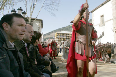 El  lehendakari , Juan José Ibarretxe, durante la procesión viviente que se ha celebrado en Balmaseda (Vizcaya).