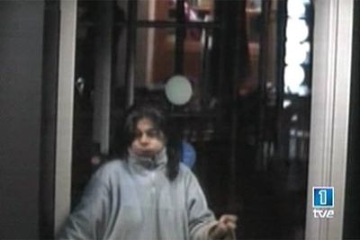 Imagen grabada por la cámara de seguridad del cajero automático de  La Caixa , donde los tres jóvenes quemaron y golpearon a una mujer indigente.