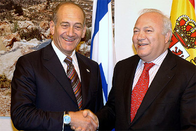 El primer ministro designado de Israel, Ehud Olmert, saluda al ministro español de Exteriores, Miguel Ángel Moratinos.