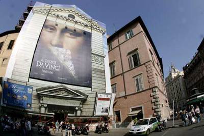 Un gran cartel de la película  El Código Da Vinci  tapa un andamio de las obras de la iglesia de San Pantaleo, en Roma.