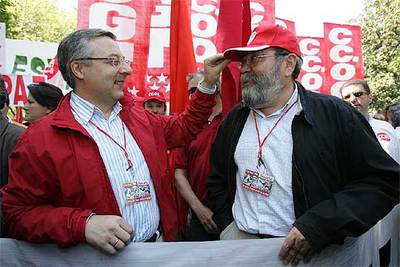 José Blanco, bromea con el líder de UGT, Cándido Méndez, en la manifestación del Primero de Mayo organizada en Madrid.