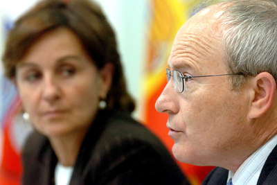 José Montilla, junto a la vicepresidenta del Gobierno de Cantabria, Lola Gorostiaga, hoy en Santander.