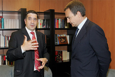 El presidente del Gobierno, José Luis Rodríguez Zapatero, charla con el secretario general del PSE, Patxi López.