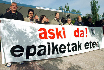 Concentración frente al pabellón instalado por la Audiencia Nacional en la Casa de Campo con la pancarta  Basta ya. Parad los juicios .