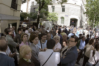 Afectados por la estafa, ayer frente a la sede de Fórum Filatélico en Madrid.