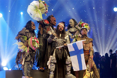 El grupo finlandés Lordi celebra su victoria en el Festival de la Canción de Eurovisión 2006