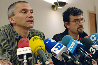 El portavoz de la ilegalizada Batasuna Joseba Permach (izquierda), junto al dirigente de la formación Juan José Petrikorena.