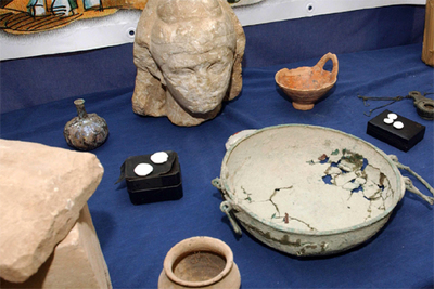 Varias de las 4.126 piezas de gran valor arqueológico recuperadas por la policía en una operación desarrollada en Cataluña, Andalucía, Aragón, Extremadura y Madrid, y en la que han sido detenidas 24 personas.