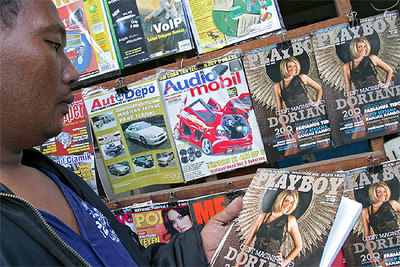 Un indonesio ojea, en un quiosco de Denpasar, en la isla de Bali, la segunda edición de la revista  Playboy  de Indonesia.