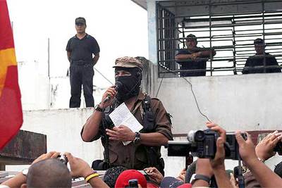 El  subcomandante  Marcos habla en el interior del penal de Tacotalpa (Tabasco), el pasado jueves.