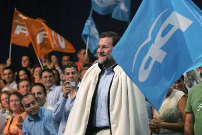 Mariano Rajoy, ataviado con una manta  esperancera  con la que fue obsequiado durante la clausura de la convención del PP de Canarias.