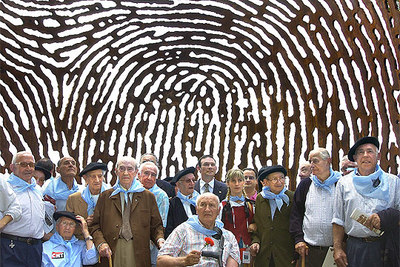 Ibarretxe posa con algunos  gudaris  (soldados vascos) en el acto de homenaje en la cima del monte Artxanda en Bilbao.