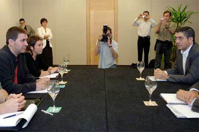 Arnaldo Otegi y Patxi López posan para los medios tras la reunión.