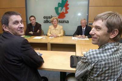 El portavoz de Batasuna Arnaldo Otegi  y el dirigente  abertzale  Rufi Etxeberria, durante la reunión con la presidenta de EA, Begoña Erratzi, el secretario general de esta formación, Unai Ziarreta y el secretario de Administración y consejero vasco de Justicia, Joseba Azkarraga.