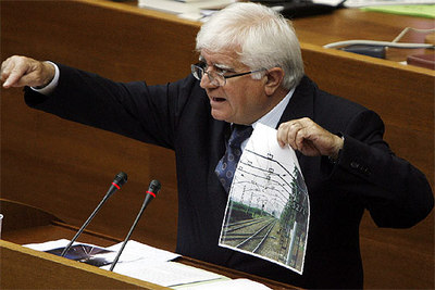 El consejero García Antón sujeta una foto de la línea de metro en la época del Gobierno regional socialista.