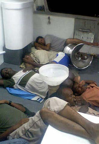 Imagen tomada con un teléfono móvil por el armador del pesquero  Francisco y Catalina , José Durá, de algunos de los 51 inmigrantes subsaharianos rescatados el pasado viernes.