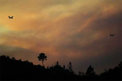 Desde hace días no se ve el cielo en las zonas afectadas por el fuego.