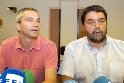 Los dirigentes de Batasuna, Joseba Permach y Joseba Alvarez, en una rueda de prensa para analizar la situación política en el País Vasco.
