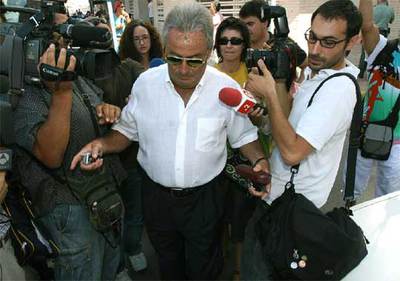 El abogado defensor, José Luis Zambudio, a su salida de los juzgados donde hoy han declarado cuatro polícias locales por supuestos malos tratos a detenidos.