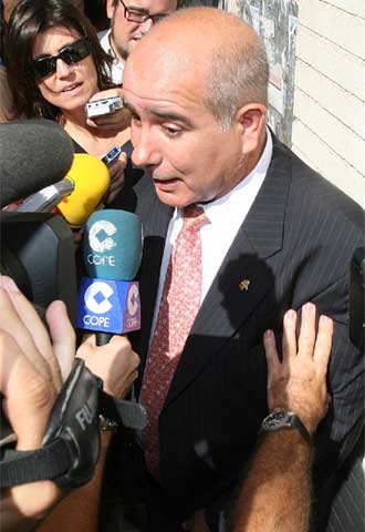 El concejal de Seguridad del Ayuntamiento de Torrevieja, Pedro Valera, tras salir de los juzgados.