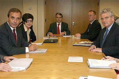 Alonso, junto a su homólogo británico, Des Browne (dcha.), durante la reunión que han mantenido hoy en la sede del Ministerio de Defensa británico.