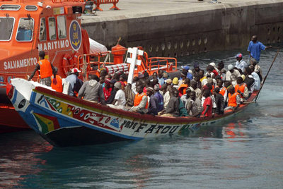 Un cayuco con 67 inmigrantes a bordo a su llegada ayer por la  tarde al Puerto de Los Cristianos en Tenerife.
