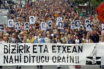 Cabecera de la marcha convocada por Etxerat en San Sebastián.