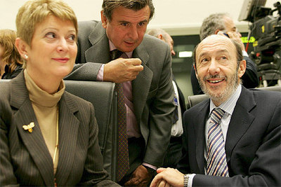 Alfredo Pérez Rubalcaba habla con la secretaria de Estado de Inmigración, Consuelo Rumí, en Luxemburgo.