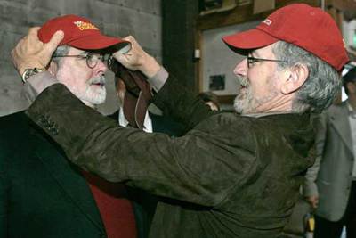 George Lucas con Steven Spielberg con el que quiere hacer una cuarta entrega de  Indiana Jones  junto a Harrison Ford y Sean Conery.