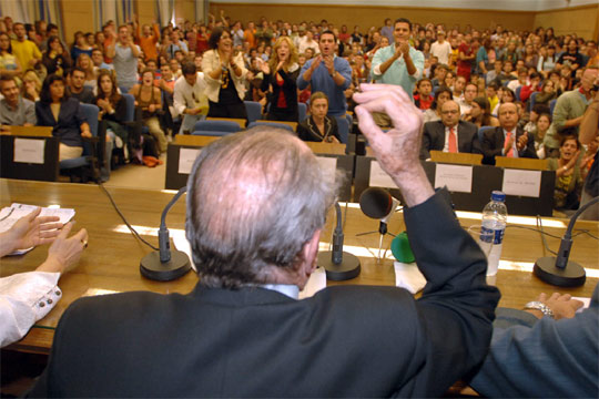 Manuel Fraga responde a un grupo de personas que le increparon durante la conferencia  España y su futuro  en la Universidad de Granada.