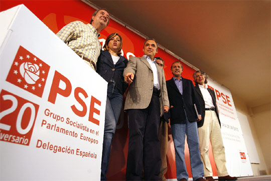 Eurodiputados y miembros de la Ejecutiva socialista, durante un acto para avanzar el debate sobre el proceso de paz que se celebrará la Eurocámara.